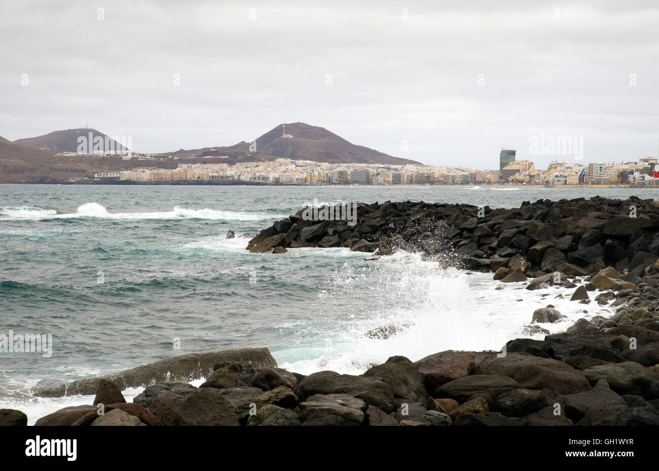 Il Oceano Atlantico la rottura tra le rocce della costa di Las Palmas de Gran Canaria, Isole Canarie Foto Stock
