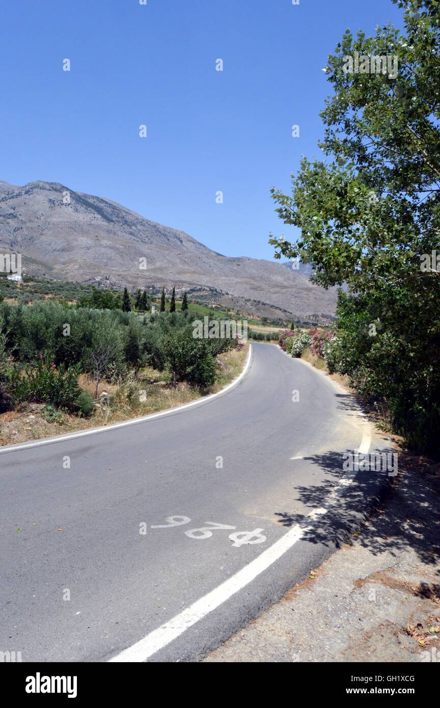 Una strada calma giù in montagne di Creta. Foto Stock