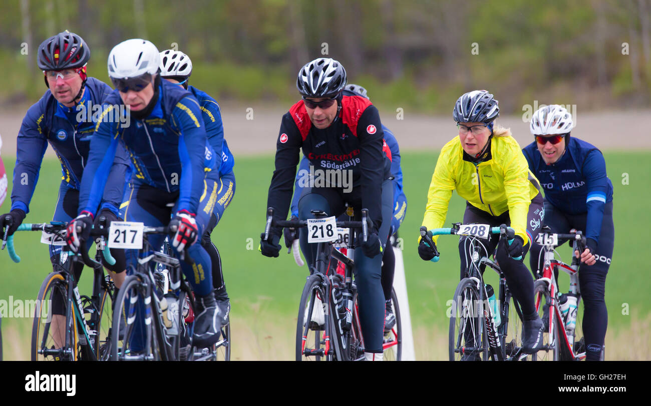Partecipante in una minore bike race, (90 km strada rurale) sia per professionisti e dilettanti. Foto Stock