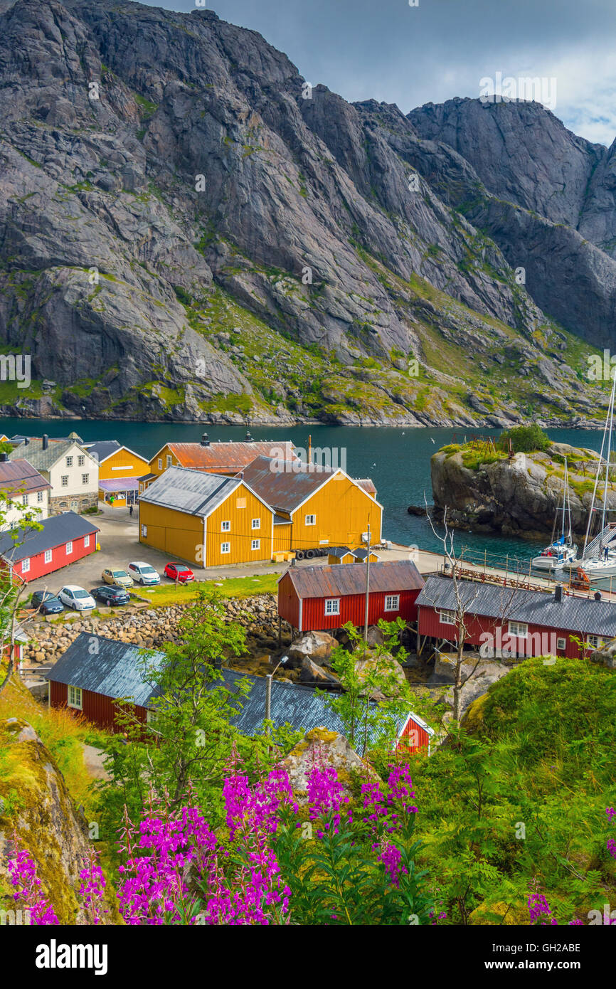 Nusfjord villaggio di pescatori, fiordo, Lofoten, Norvegia Foto Stock