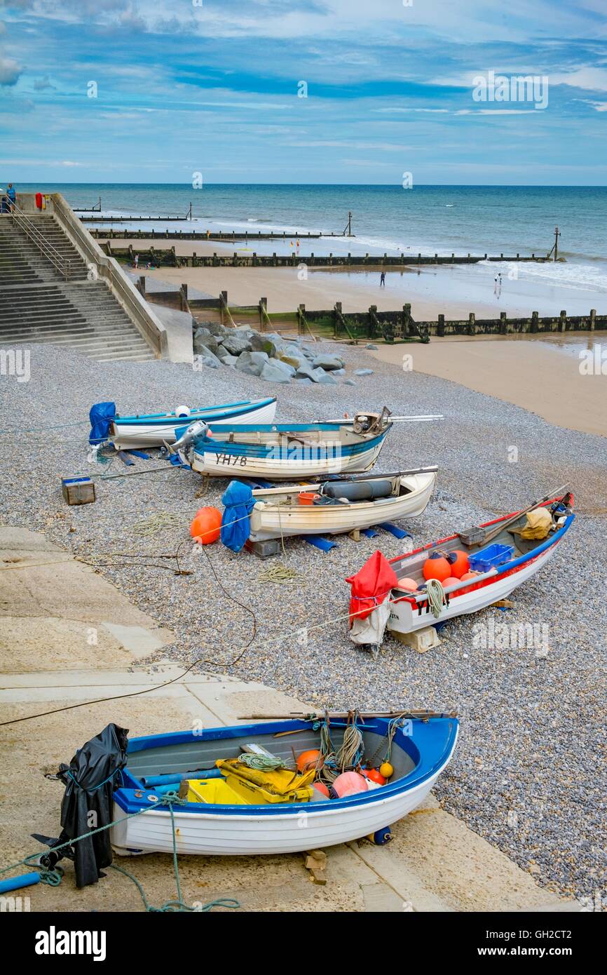 Crab & Lobster barche da pesca cazzate fino sulla spiaggia di ciottoli, Inghilterra, Luglio, Norfolk, Sheringham Foto Stock