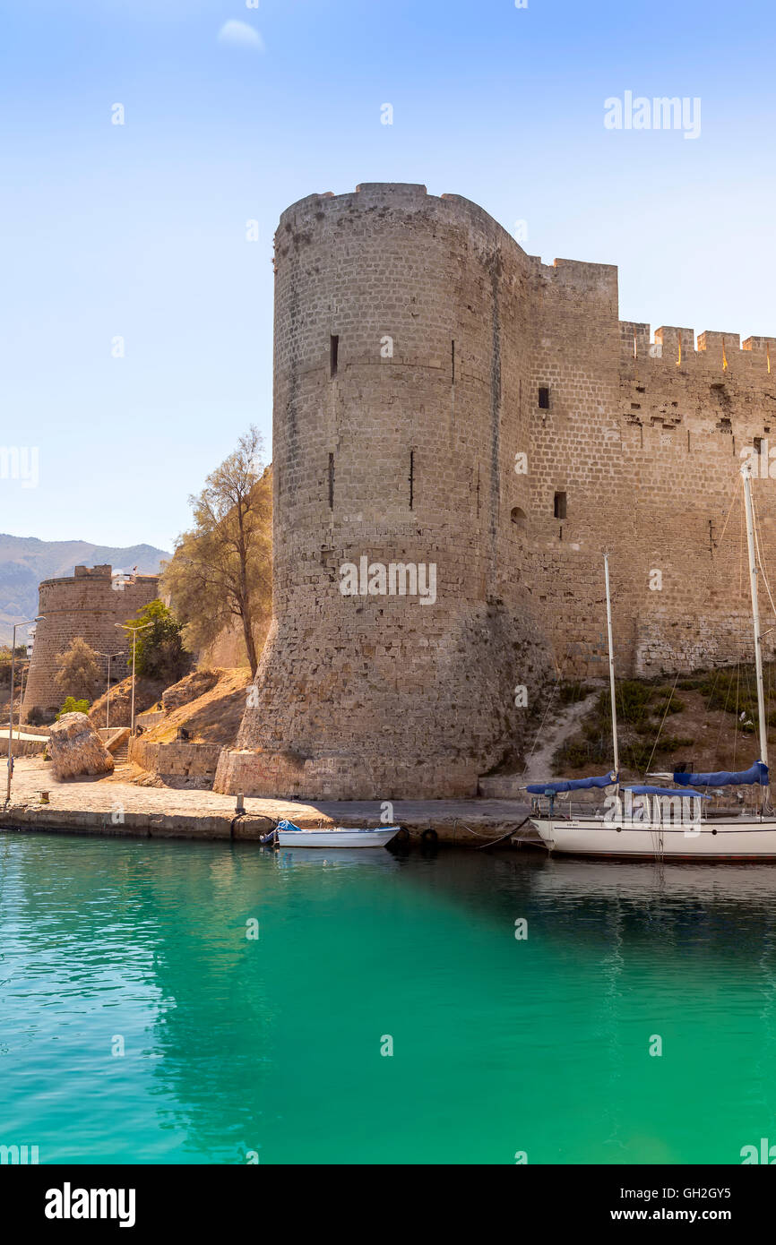 Castello medievale nel porto della città vecchia in Kyrenia (Girne) sull'isola di Cipro. Foto Stock