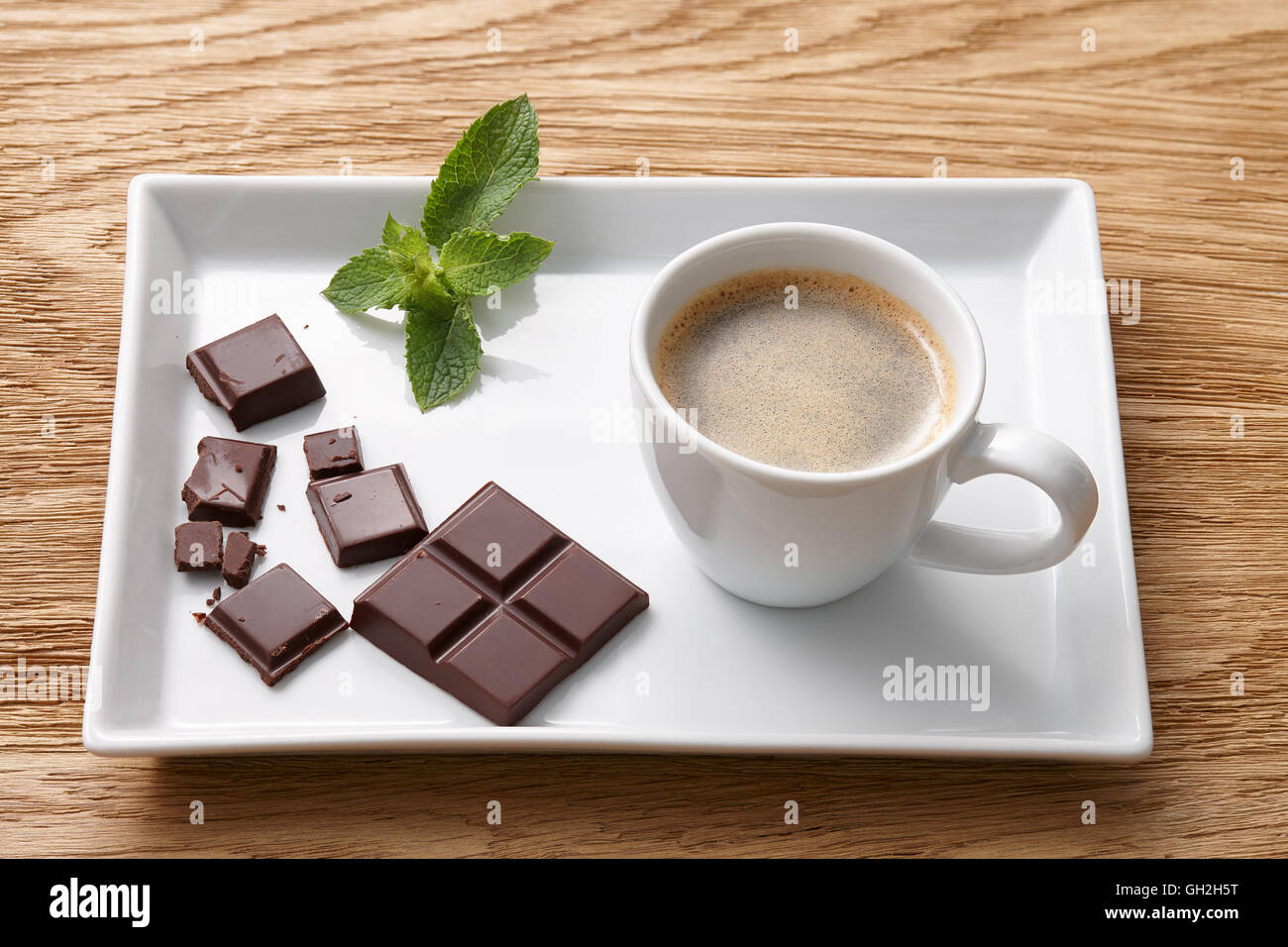 Caffè Espresso con pezzetti di cioccolato sulla piastra Foto Stock