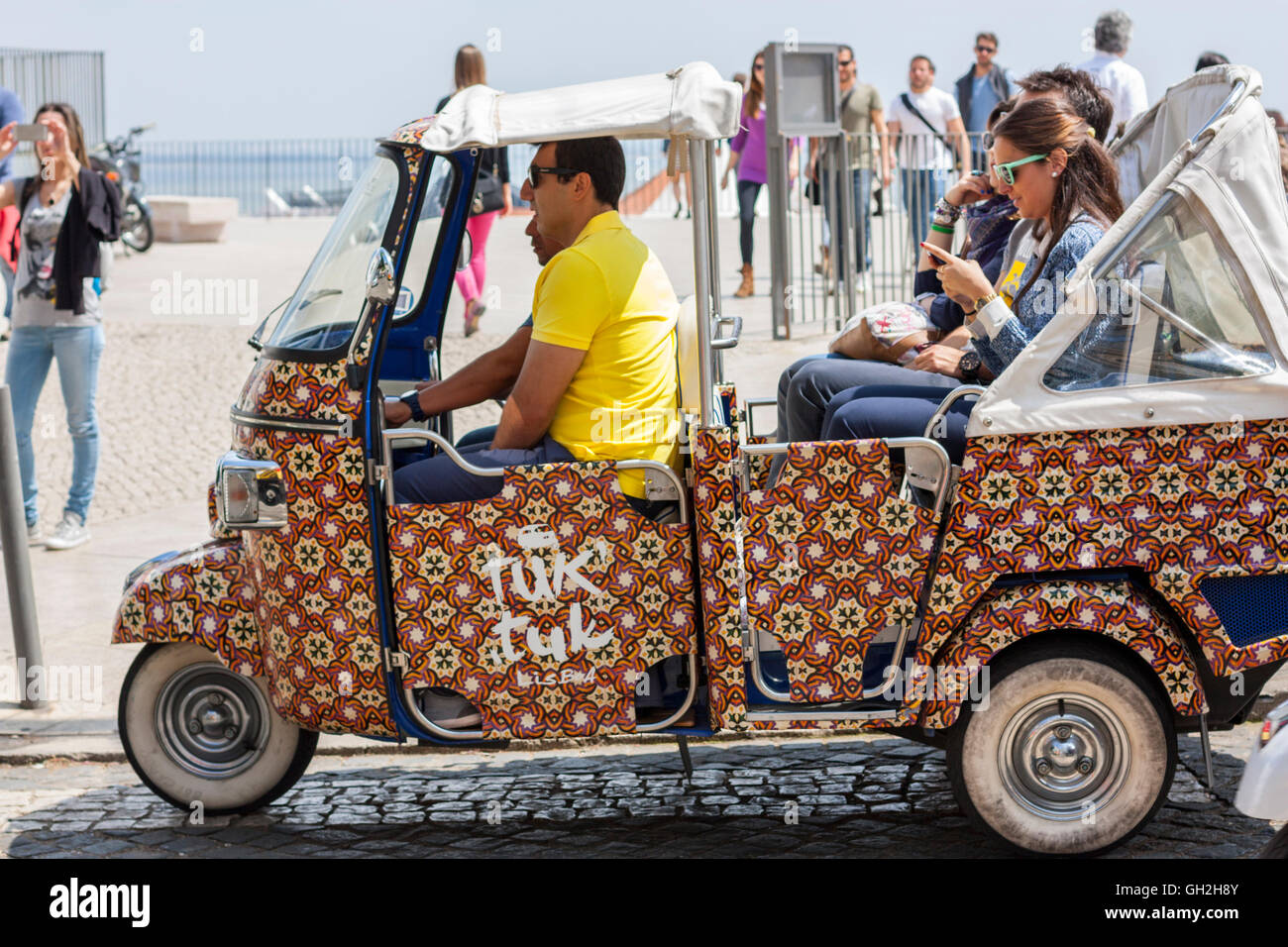 Turisti in piastrelle modellato Piaggio Ape Tuk Tuk taxi a Lisbona Portogallo Foto Stock