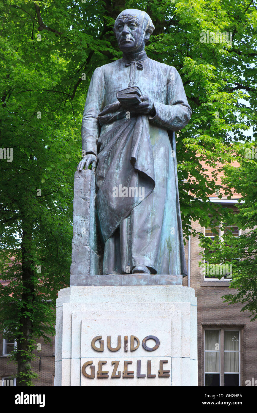 Un monumento per lo scrittore belga, poeta e prete cattolico Guido Gezelle (1830-1899) a Bruges, Belgio Foto Stock