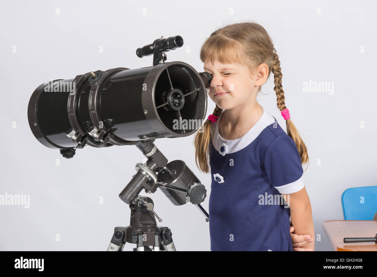 Ragazza astronomo dilettante guardando le stelle attraverso un telescopio Foto Stock