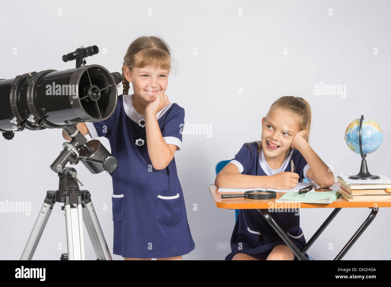 Ragazza misteriosamente astronomo appare in lontananza, un compagno di classe con un sorriso la guardò Foto Stock