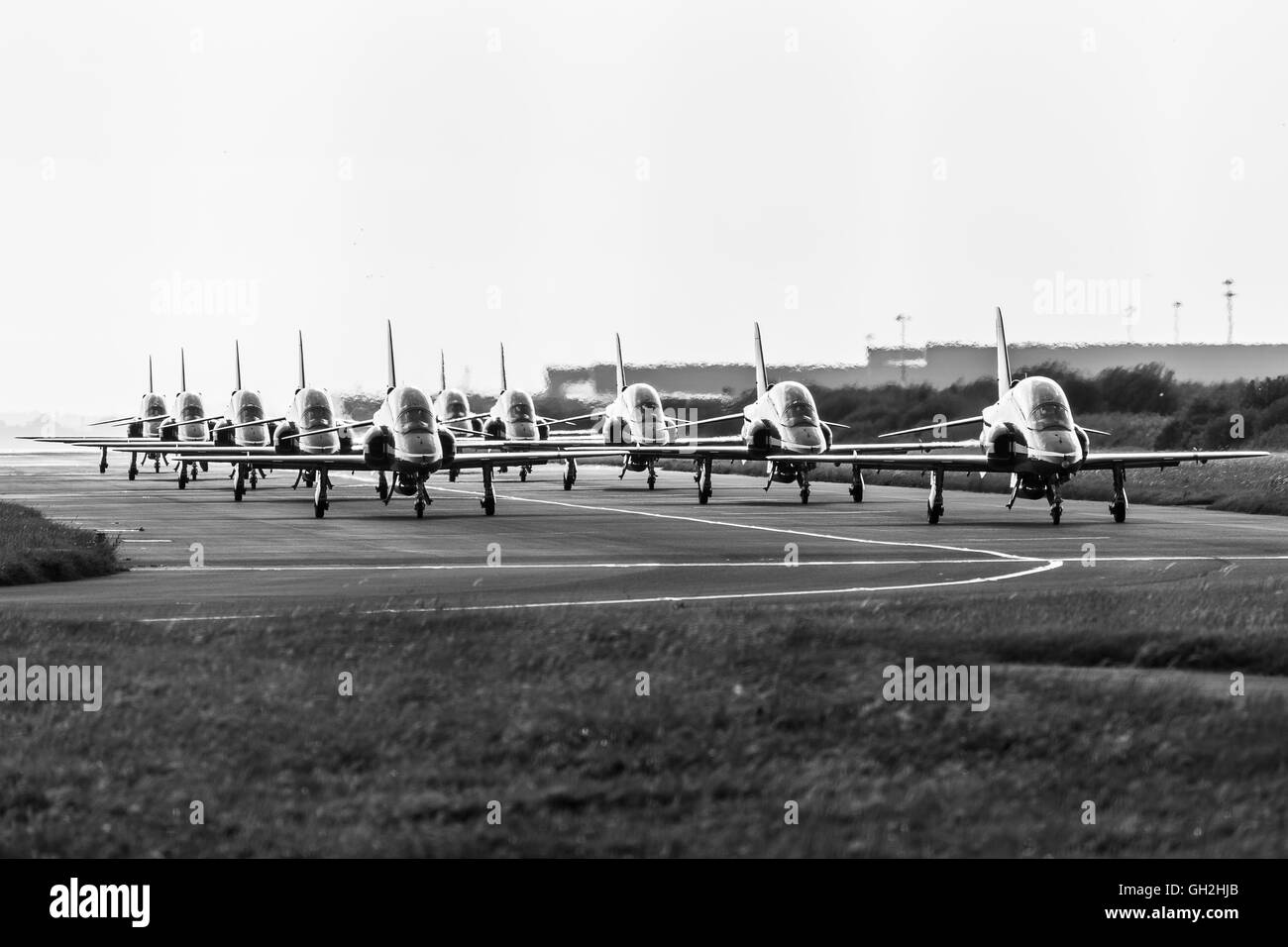 Immagine retroilluminata delle frecce rosse abbracciando la larghezza della pista di rullaggio a Liverpool Airport Ras si preparano a discostarsi home. Foto Stock