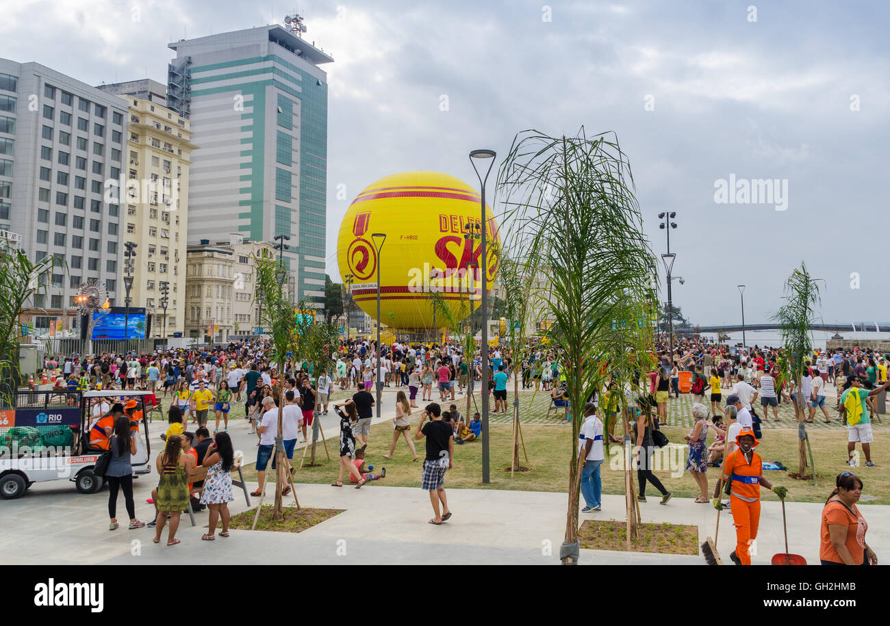 Il Rio calderone olimpico per il 2016 Giochi di Rio è situato nell'Olympic boulevard della città. Foto Stock