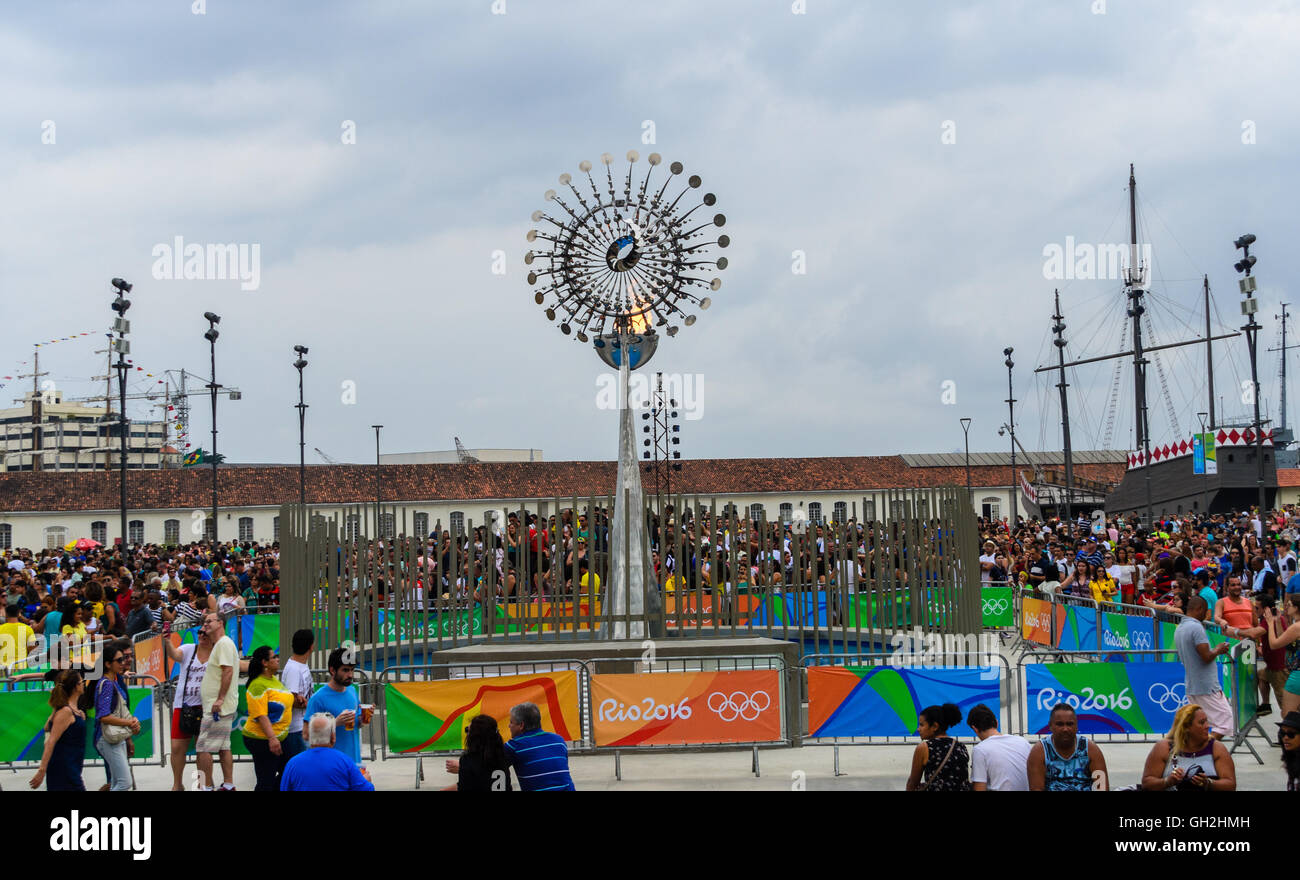 Il Rio calderone olimpico per il 2016 Giochi di Rio è situato nell'Olympic boulevard della città. Foto Stock