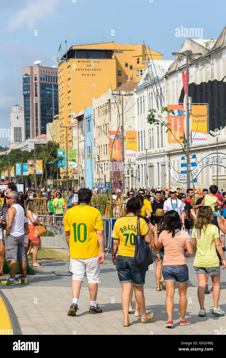 I turisti ed i visitatori a piedi lungo il Boulevard olimpici nell'area del Porto di Rio de Janeiro durante il Rio 2016 Giochi Olimpici Foto Stock