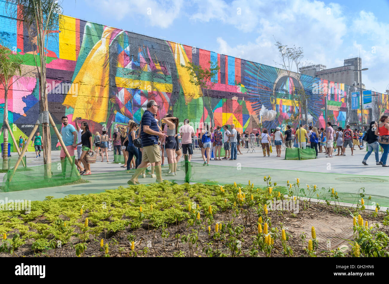 Intitolato "siamo tutti uno", artista brasiliano Eduardo Kobra presenta un murale colorato nella zona del porto di Rio de Janeiro Foto Stock