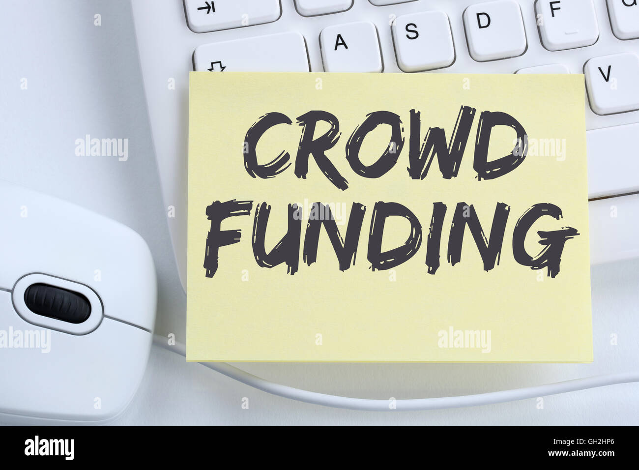 Il finanziamento della folla raccolta crowdfunding denaro investimenti online internet business ufficio concetto della tastiera del computer Foto Stock