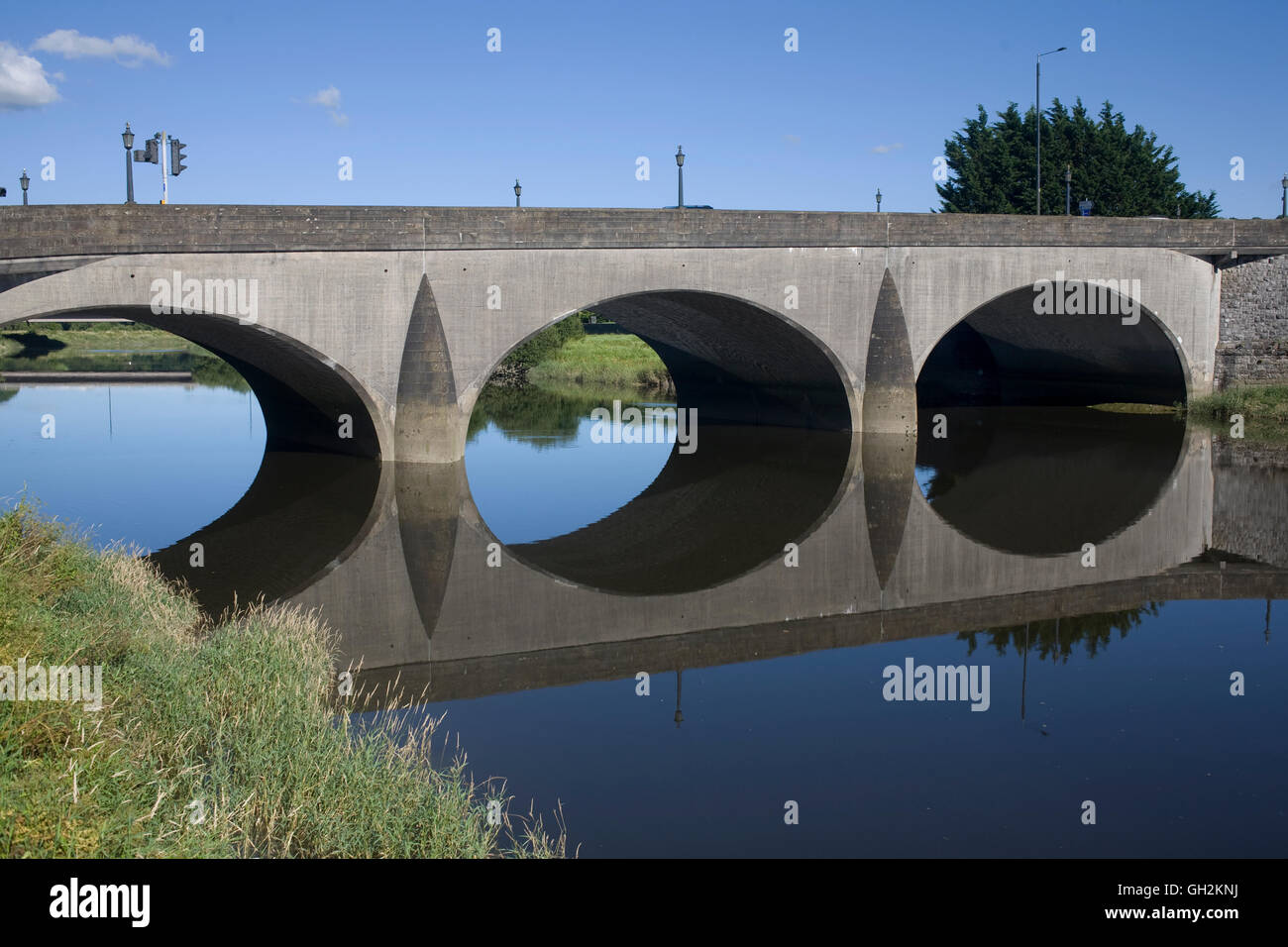 Carmarthen ponte portante un484 strada sopra le acque tranquille del fiume Towy Foto Stock