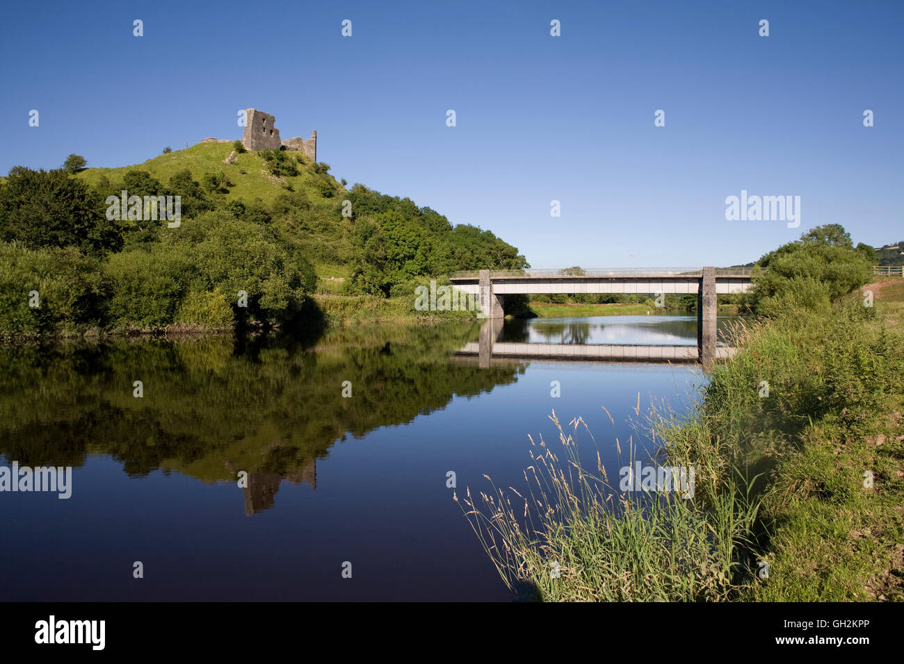 Il castello di Dryslwyn e B4297 ponte stradale si riflette nel fiume Towy Foto Stock