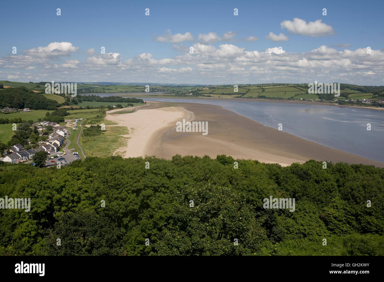 Spiaggia di Llansteffan e fiume Towy vista dal castello di Llansteffan Foto Stock