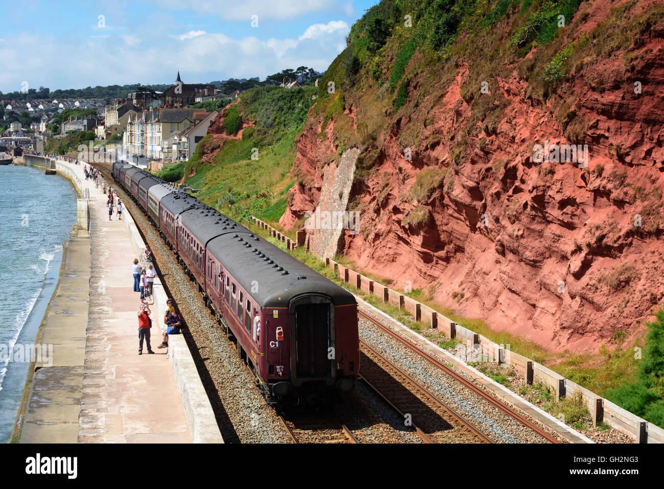 Locomotiva a vapore 46233 Duchessa di Sutherland traina la Royal Ducato lungo la parete del mare a sud di Dawlish Devon UK. 7 agosto 2016 Foto Stock