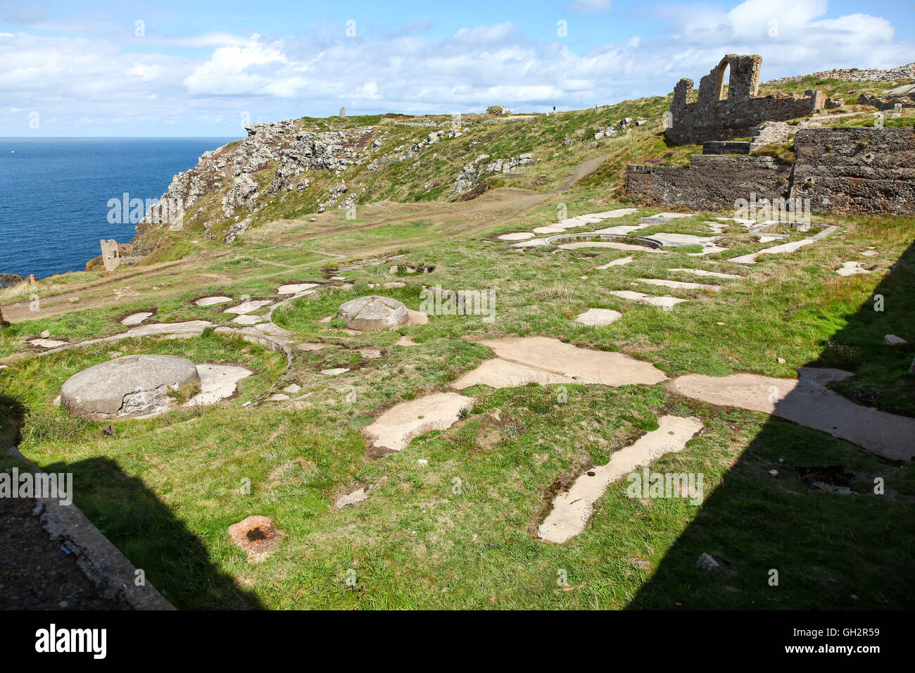 Il camino, forni e resti di arsenico di raffinazione a labirinto lavora presso la miniera di Botallack Cornwall Inghilterra REGNO UNITO Foto Stock