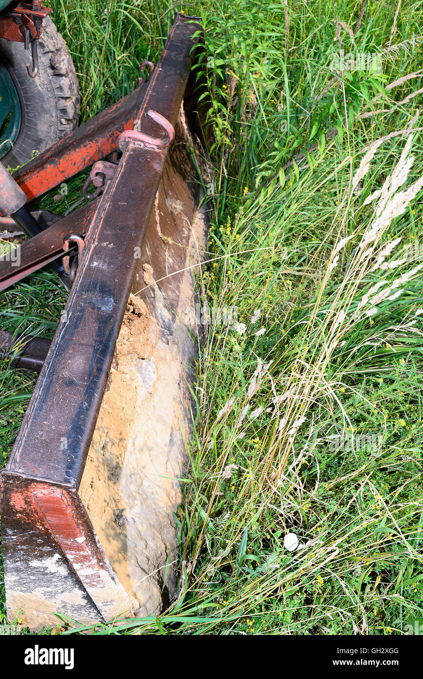 Bulldozer, distruggendo le piante che crescono sul terreno. Foto Stock