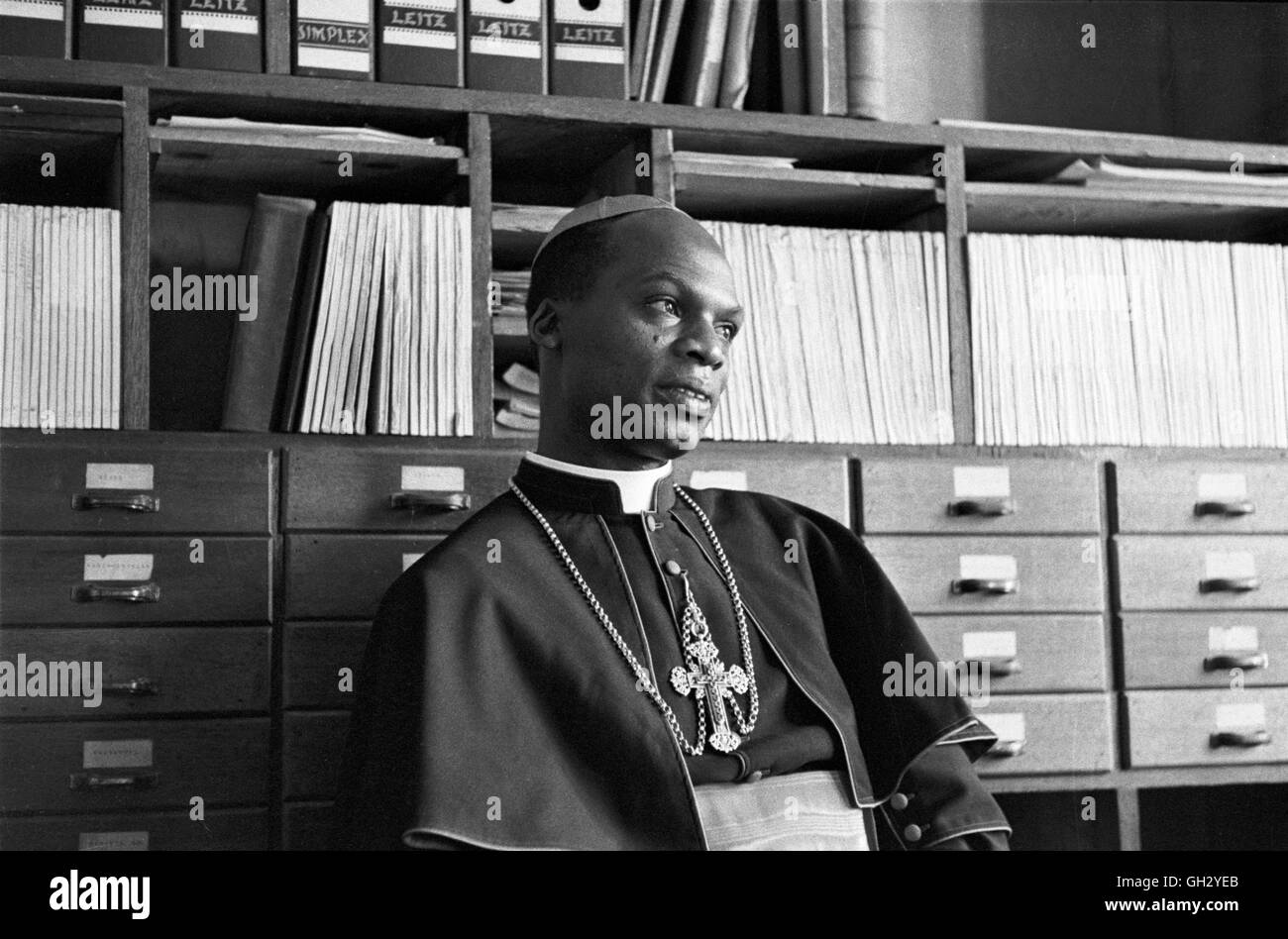 Laurean Rugambwa nel suo ufficio presso la sua chiesa in Tanganika (Tanzania), 1960. Foto Stock