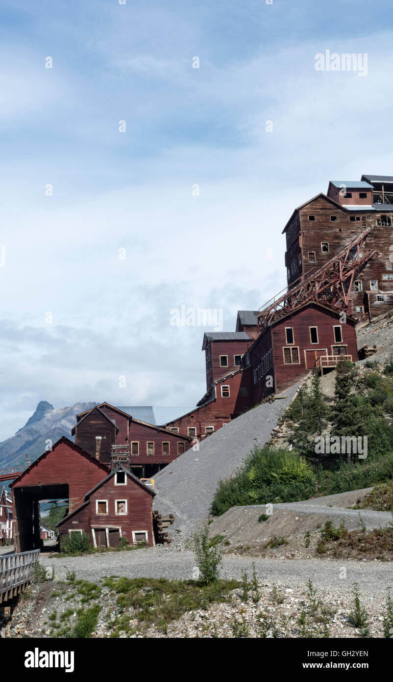 Un secolo di Alaskan meteo ha sbattuto gli edifici della miniera Kennicott fino al punto in cui non vi è una superficie piana. Foto Stock