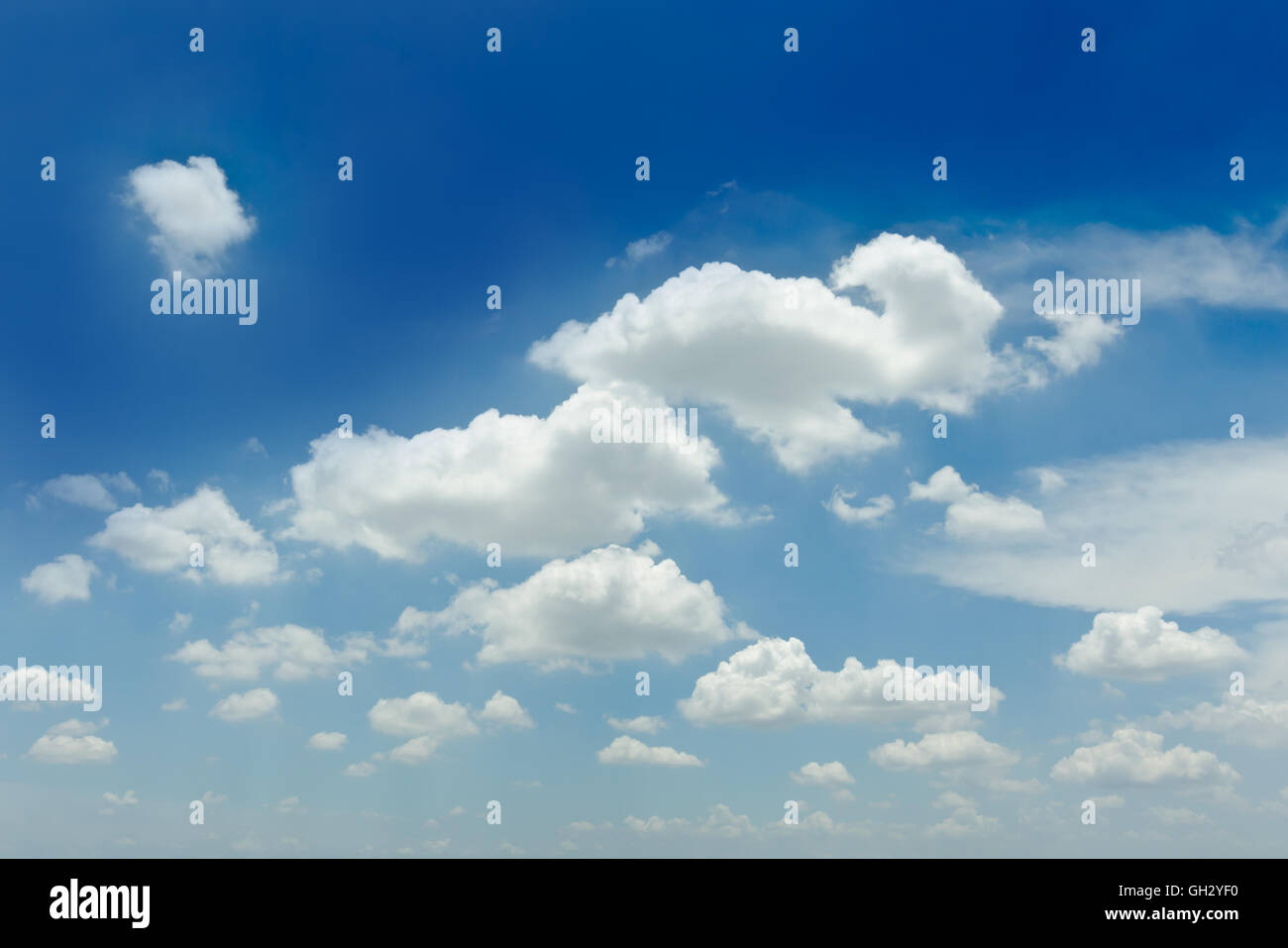 Chiaro cielo blu con nuvole bianche e uno spazio vuoto Foto Stock