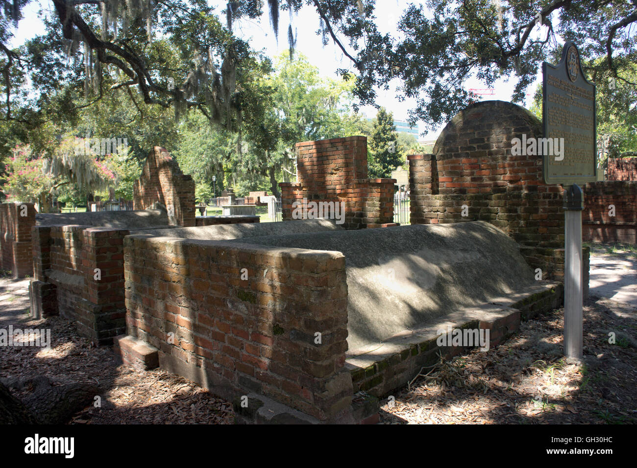 Coloniale cimitero parco nel centro di Savannah, Georgia. Molti schiavi, i proprietari di piantagioni, & guerra civile i veterinari sono stati sepolti qui. Foto Stock