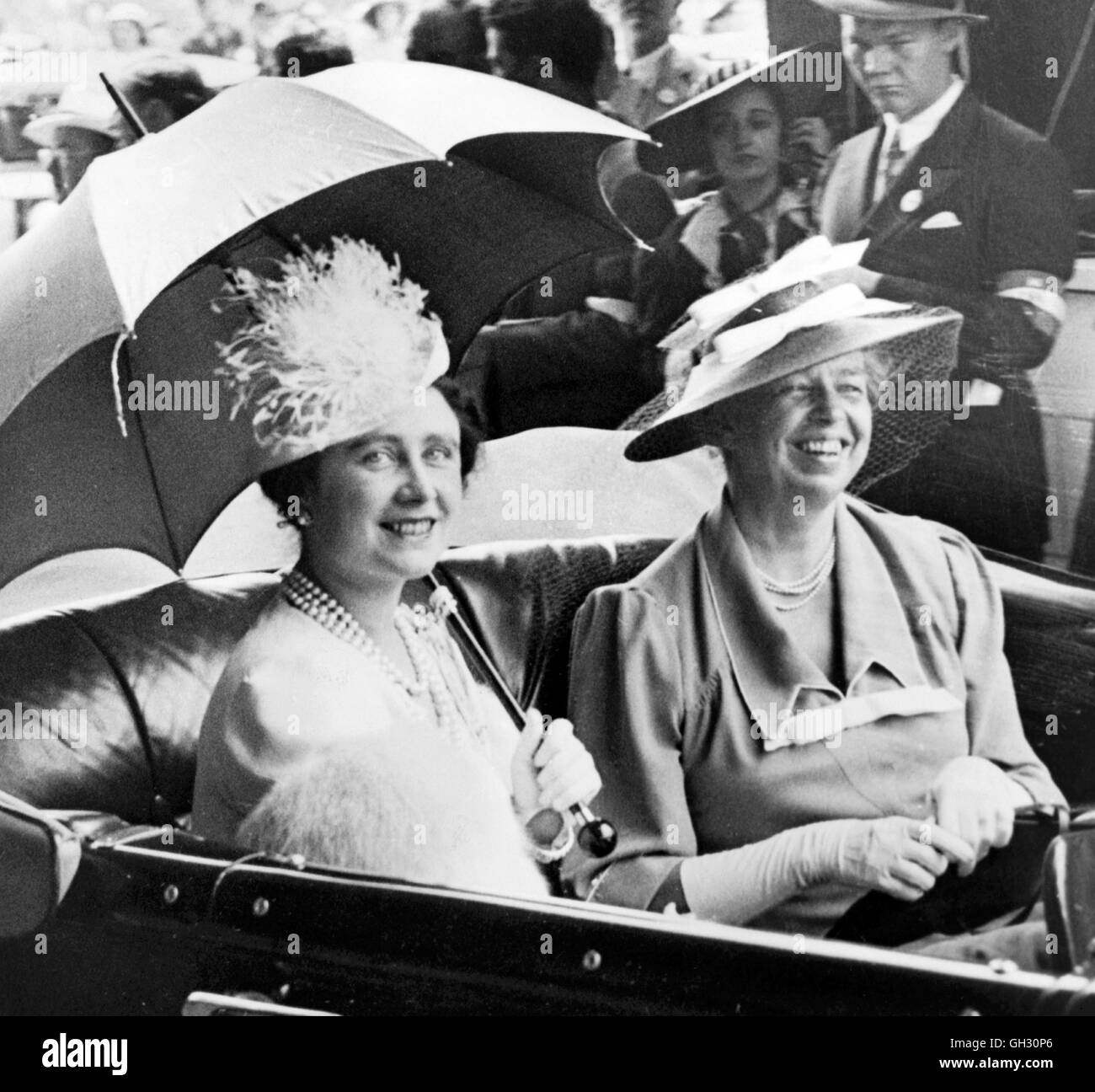 La regina Elisabetta (1900-2002), moglie del re George VI, con Eleanor Roosevelt (1884-1962), moglie del Presidente americano. Foto scattata nel marzo 1939, Washington DC. Foto Stock
