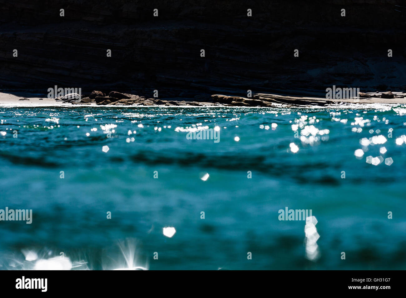 Spiaggia di sabbia vista dalla superficie dell'acqua Foto Stock