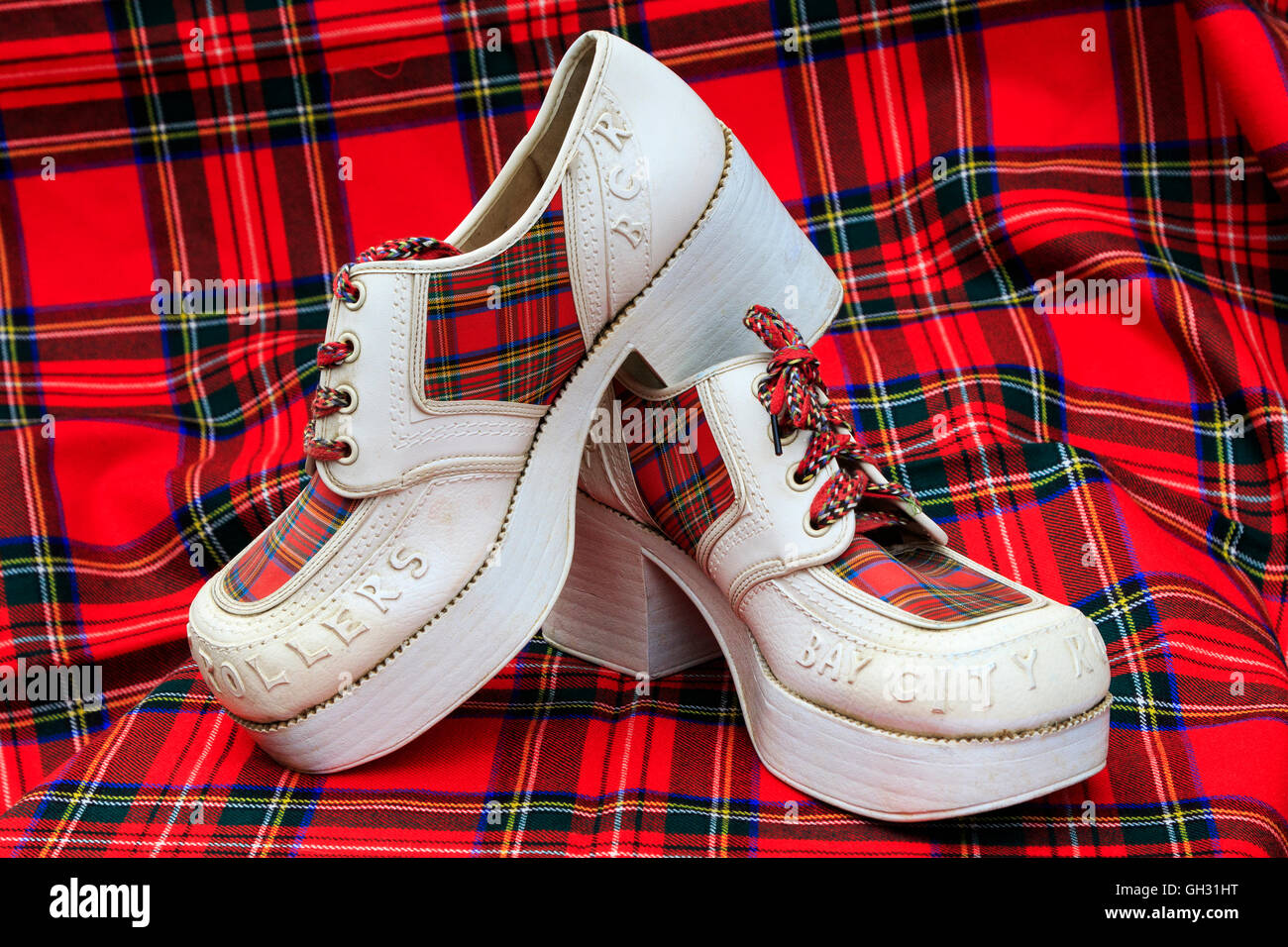 "Utilizzati" coppia di 'Bay City rulli' fashion scarpe da anni settanta. Città della Baia dei rulli è un scottish pop gruppo famoso per la medicazione in t Foto Stock
