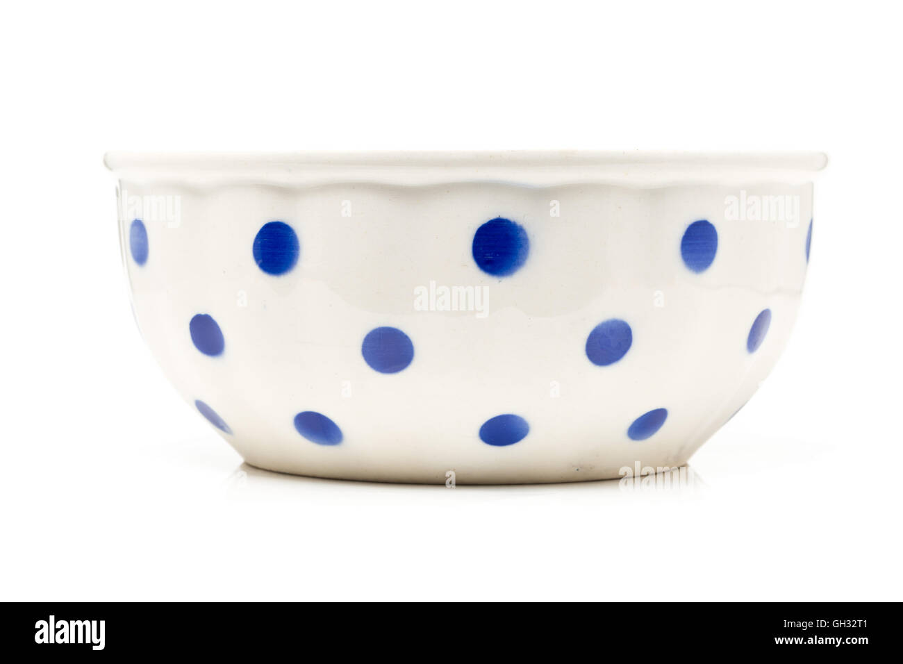 Bianco con puntini blu vaso in ceramica su sfondo bianco Foto Stock