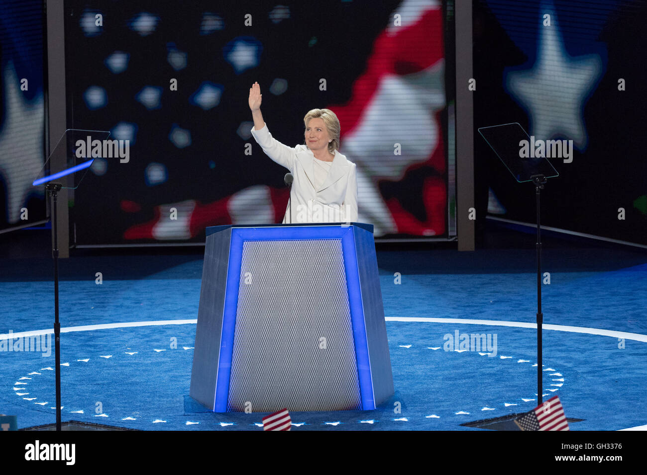 Hillary Clinton onde dopo gli indirizzi sostenitori come lei accetta la democratica nomina presidenziale durante il giorno finale della Convenzione Nazionale Democratica presso la Wells Fargo Center Luglio 28, 2016 a Philadelphia, Pennsylvania. Foto Stock