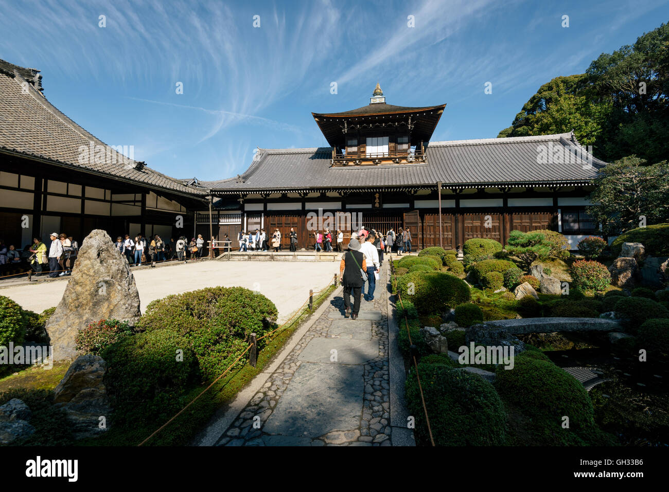 Kyoto, Giappone - 16 Novembre 2016: Visitatori scattare fotografie presso il Tofuku-ji il tempio di Kyoto, Giappone. Foto Stock