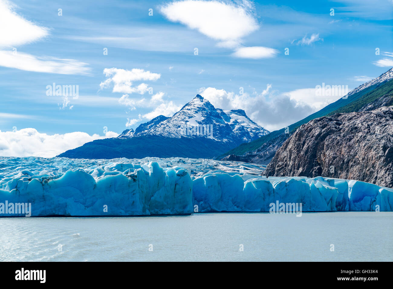 Lago grigio e il ghiacciaio Grey uno dei più grandi campi di ghiaccio al di fuori dei poli, Cile Foto Stock