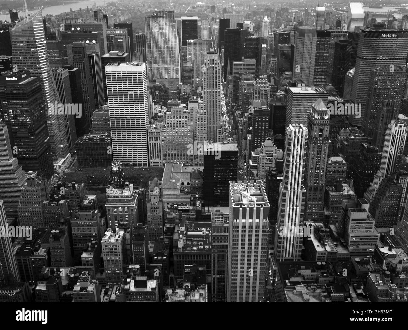 Una vista di Manhattan dalla parte superiore dell'Empire State Building di New York City Foto Stock