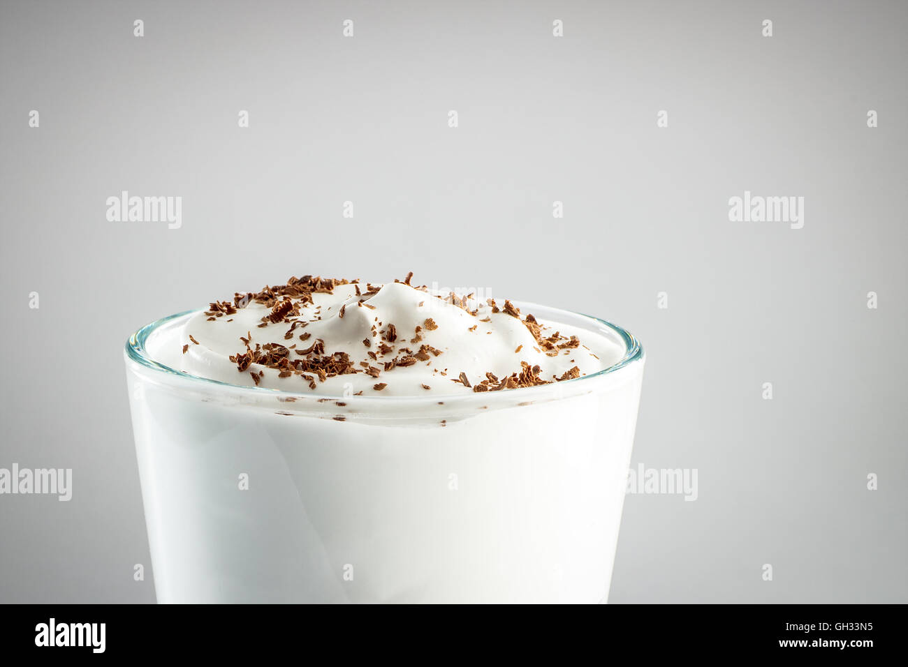Schiuma di latte e scaglie di cioccolato, decorazione Foto Stock