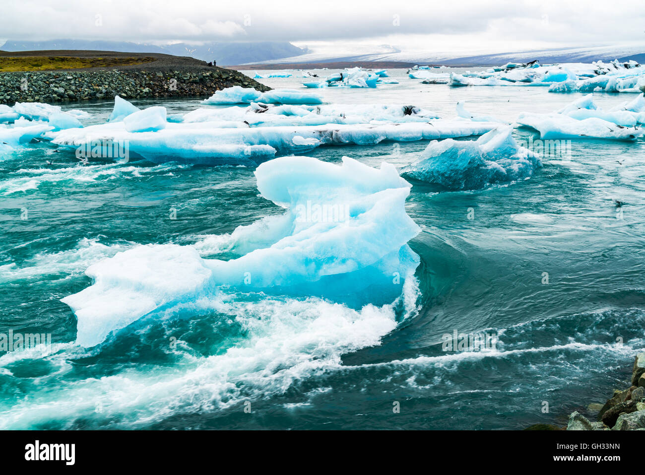 Iceberg galleggianti in acqua a Jokulsarlon spiaggia nera in Islanda Foto Stock