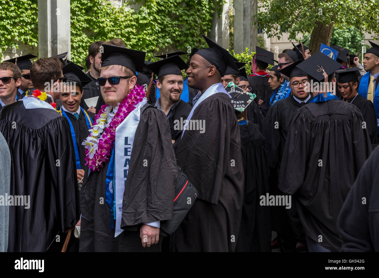 Gli studenti universitari che frequentano la cerimonia di laurea di Sonoma State University di Rohnert Park a Sonoma County in California negli Stati Uniti Foto Stock