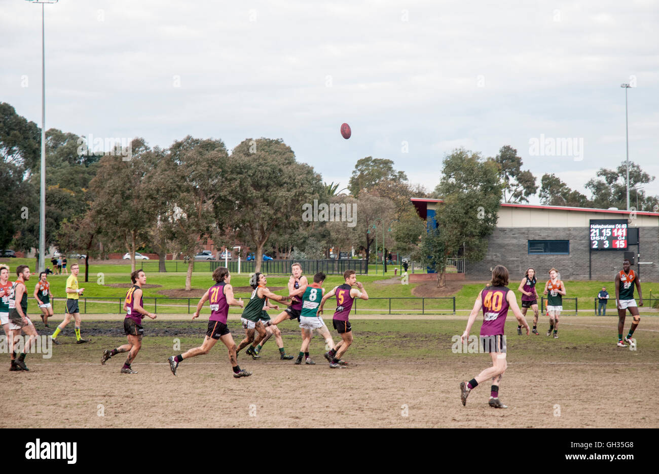 Amatore australiano regole del gioco del calcio, Old Haileyburians UHS versus-VU sotto 19s a Princes Park, Caulfield, Melbourne Foto Stock