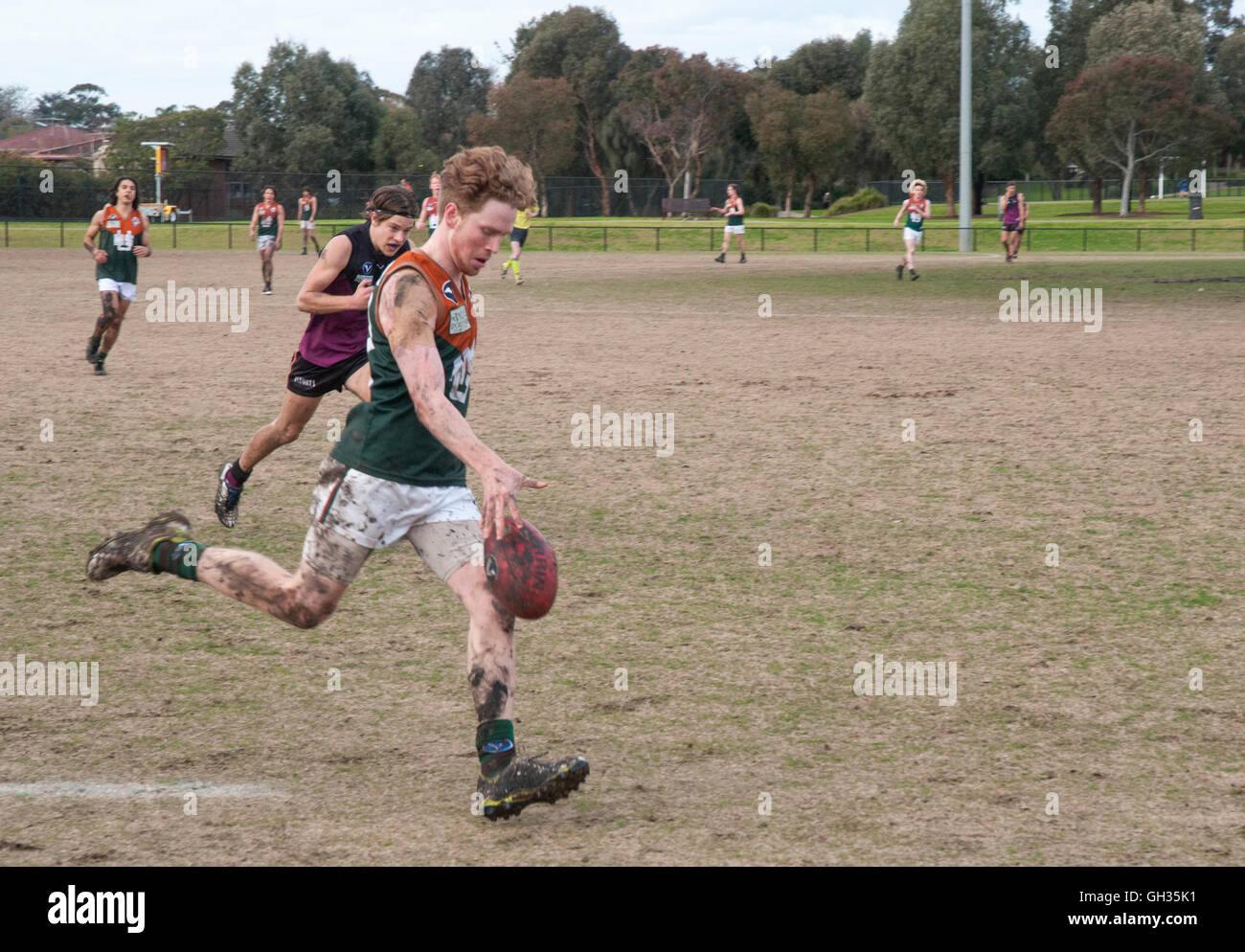 Amatore australiano regole del gioco del calcio, Old Haileyburians UHS versus-VU sotto 19s a Princes Park, Caulfield, Melbourne Foto Stock