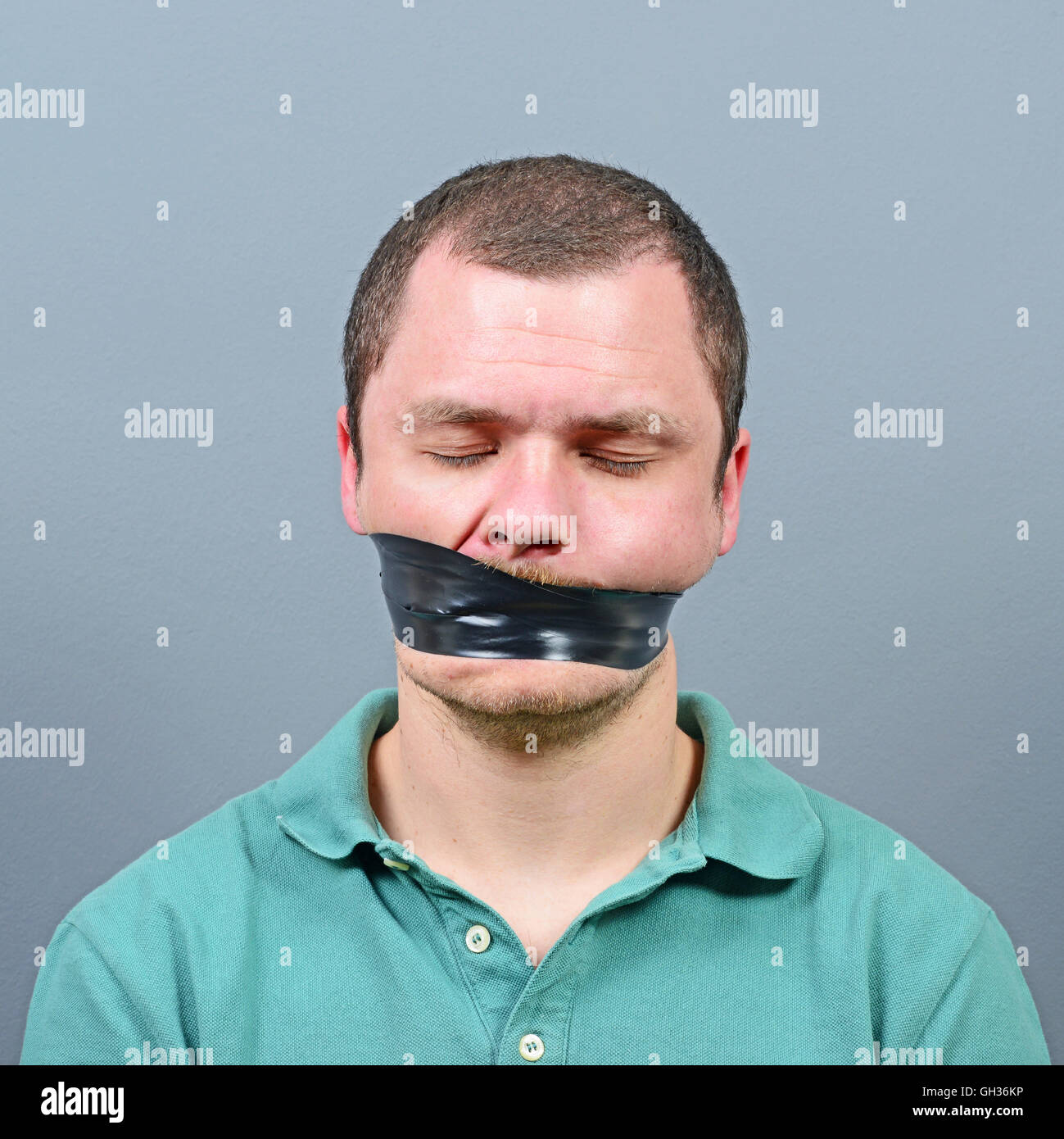 Rapito l uomo con nastro adesivo sulla bocca Foto Stock