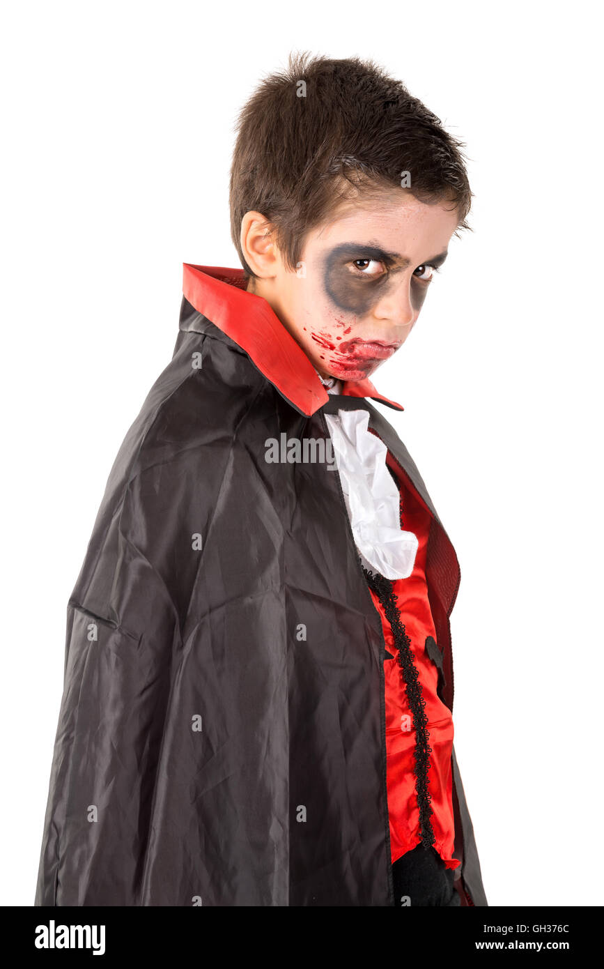 Ragazzo con la faccia di vernice e di vampire costume di Halloween isolato in bianco Foto Stock