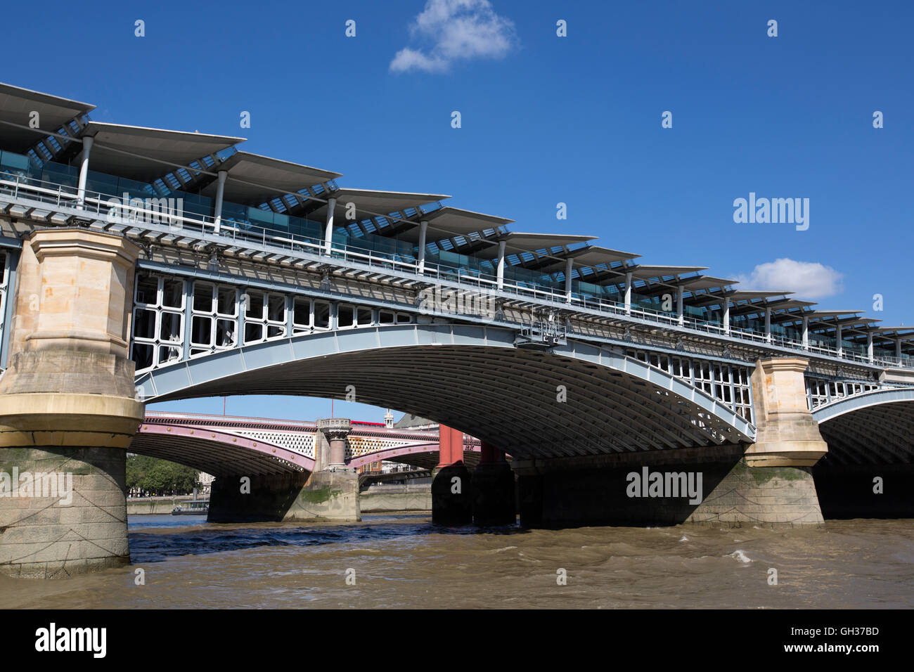 Vista da sotto il Tamigi tra Blackfriars Road Bridge e Blackfriars Railway Bridge, il fiume Tamigi, City of London, England Regno Unito Foto Stock