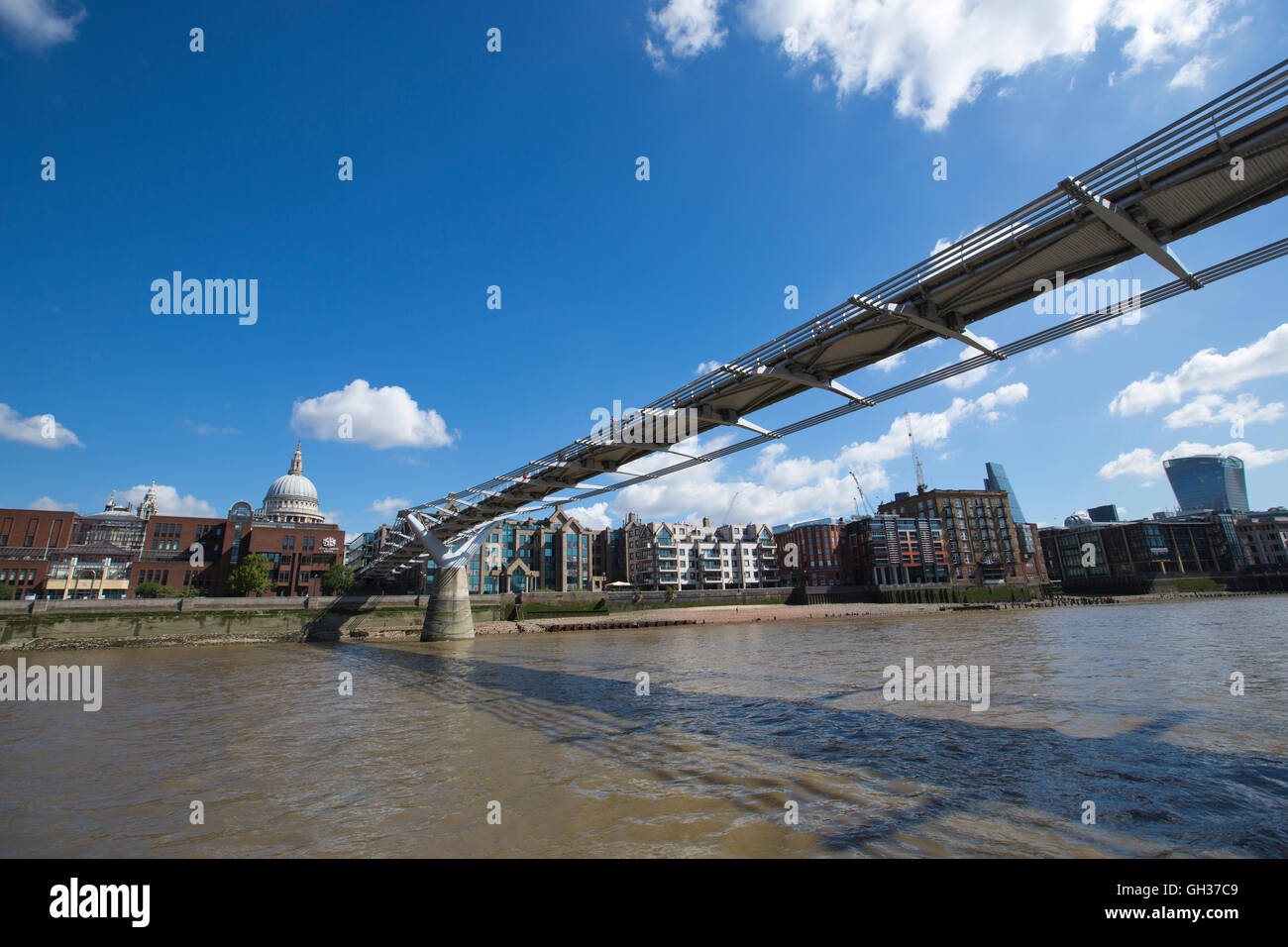 Millennium Bridge, attraversare il Tamigi verso la Cattedrale di St Paul, Londra, Inghilterra, Regno Unito Foto Stock