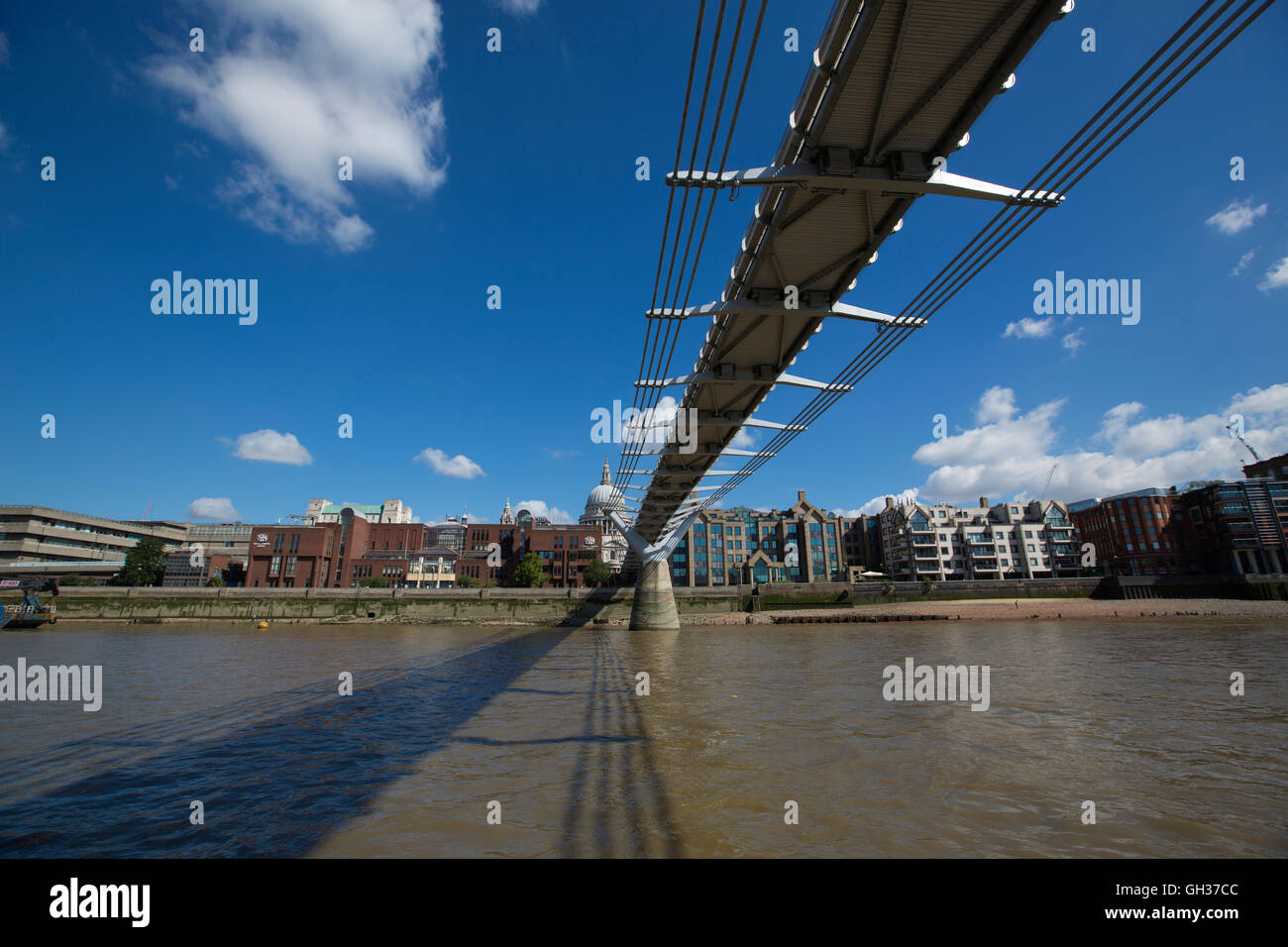 Millennium Bridge, attraversare il Tamigi verso la Cattedrale di St Paul, Londra, Inghilterra, Regno Unito Foto Stock