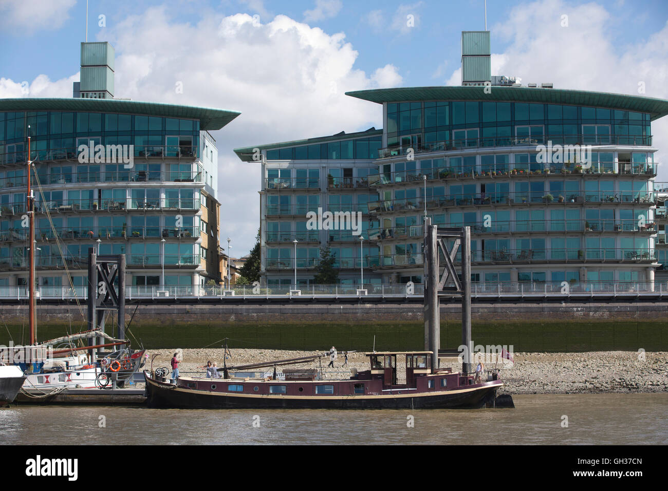 Riverside Apartments, Wapping, lungo le rive del fiume Tamigi, East London, England, Regno Unito Foto Stock