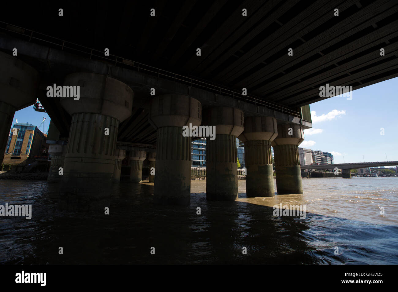 Cannon Street ponte ferroviario, siede tra Southwark e Londra ponte che attraversa il fiume Thames, London, England, Regno Unito Foto Stock