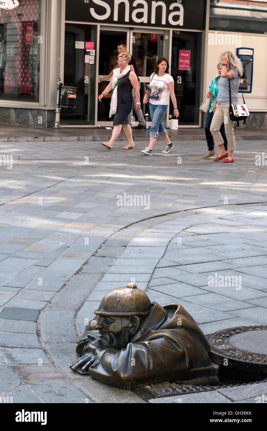 Una statua in bronzo di un Cumil, un uomo che guarda una botola a Panska nel centro storico di Bratislava, Bratislava, Slovacchia. Non esiste Foto Stock