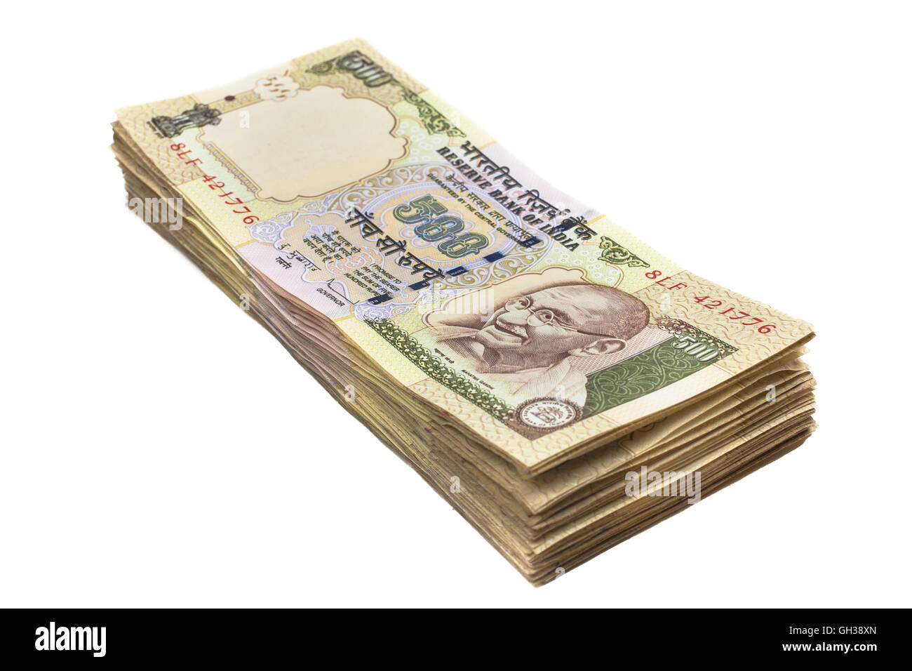 Una pila di cinque cento rupee note (valuta indiana) isolato su uno sfondo bianco. Foto Stock