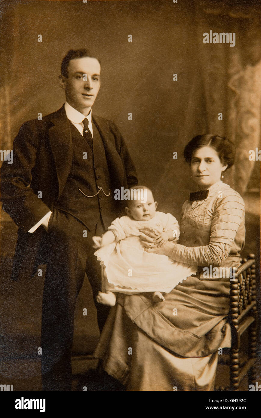 Le vecchie fotografie di famiglia, tardo vittoriano o Edwardian fotografia di uomo, donna e bambino Foto Stock